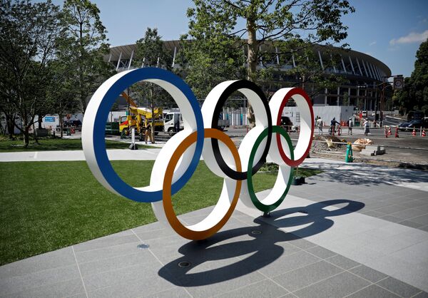 Олимпийские кольца перед входом на главный стадион Токио - Sputnik Молдова