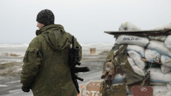 Ополченец на блокпосту в Енакиево в Донецкой области - Sputnik Moldova-România
