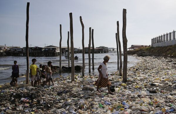 O plajă acoperită de gunoaie în Portul Moresby, capitala Papua-Noua Guinee - Sputnik Moldova