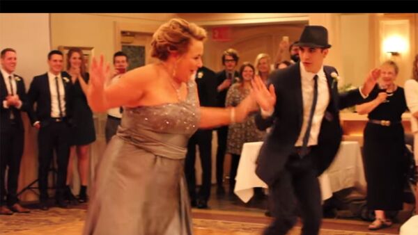 На свадьбе мать жениха задвинула невесту - видео зажигательного танца свекрови - Sputnik Молдова