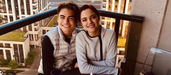 Молдавский фигурист Лилиан Бынзарь и российская фигуристка Евгения Медведева Молдавский фигурист Лилиан Бынзарь и российская фигуристка Евгения Медведева - Sputnik Молдова