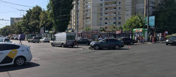 Accident pe strada Cuza Vodă, intersecție cu strada Independenței - Sputnik Moldova