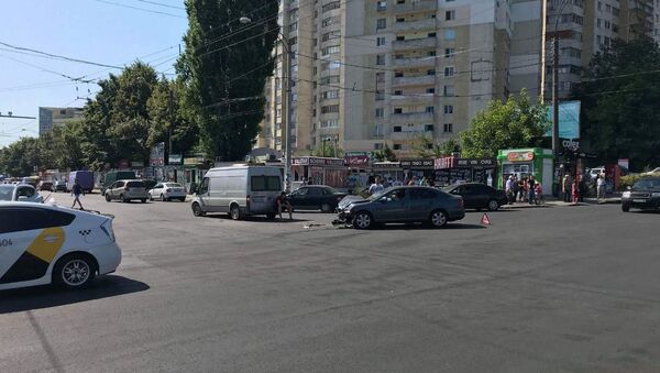 Accident pe strada Cuza Vodă, intersecție cu strada Independenței - Sputnik Moldova