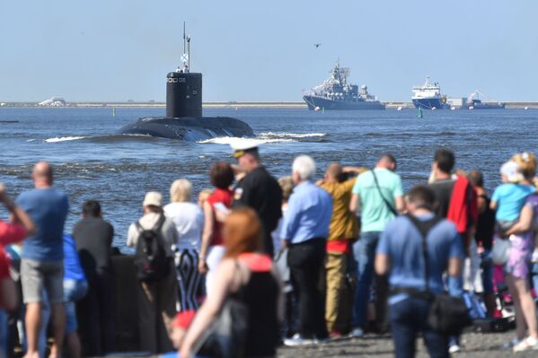 Дизель-электрическая подводная лодка Владикавказ на генеральной репетиции парада ко Дню ВМФ в Кронштадте - Sputnik Молдова