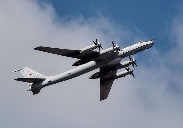 Противолодочный самолет Ту-142 во время репетиции воздушной части парада в честь Дня ВМФ России в Санкт-Петербурге - Sputnik Молдова