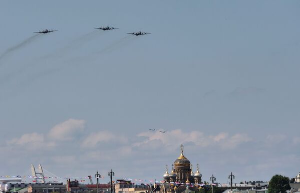 Противолодочные самолеты Ил-38 во время репетиции воздушной части парада в честь Дня ВМФ России в Санкт-Петербурге - Sputnik Молдова