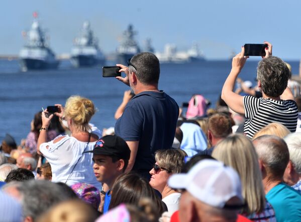 Зрители фотографируют корабли Военно-Морского флота на генеральной репетиции парада ко Дню ВМФ в Кронштадте - Sputnik Молдова