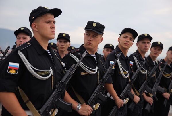 Военнослужащие во время репетиции парада, посвященного Дню Военно-Морского Флота России, в Новороссийске - Sputnik Молдова