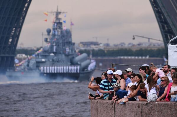 Зрители наблюдают за проходом кораблей по Неве на главном военно-морском параде, посвященном Дню ВМФ в Санкт-Петербурге - Sputnik Молдова