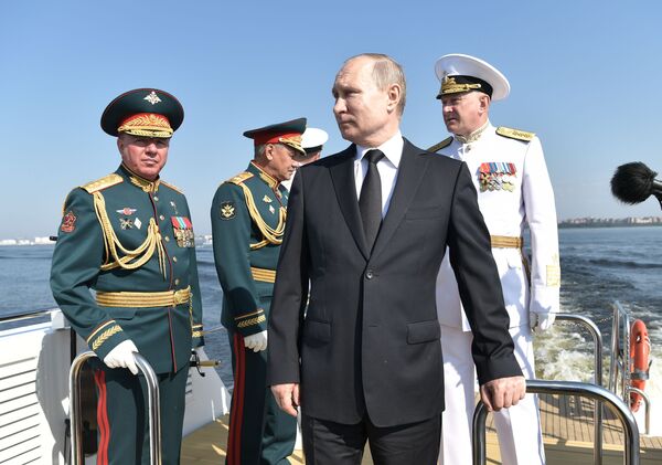 Президент России Владимир Путин принял участие в праздновании Дня ВМФ РФ в Санкт-Петербурге. - Sputnik Молдова