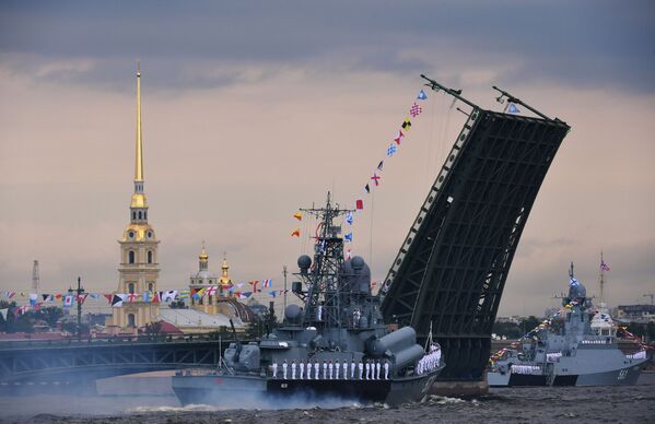 Малый ракетный корабль проекта 1234 Пассат и малый ракетный корабль проекта 21631 Серпухов у Дворцового моста. - Sputnik Молдова