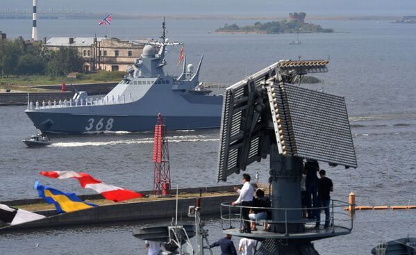 Патрульный корабль проекта 22160 Василий Быков на главном военно-морском параде, посвященном Дню ВМФ, в Кронштадте - Sputnik Молдова
