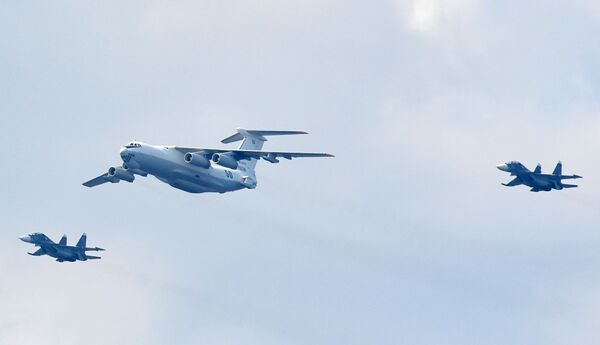 Самолет-топливозаправщик Ил-78 и истребители Су-30СМ в небе на главном военно-морском параде, посвященном Дню ВМФ, в Кронштадте - Sputnik Молдова