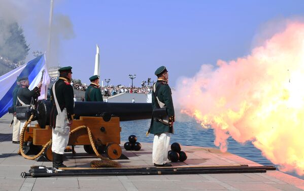 Выстрел из корабельного орудия XIX века на праздновании Дня ВМФ в Севастополе - Sputnik Молдова