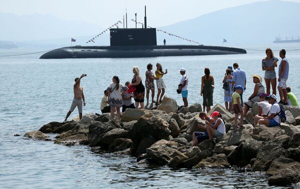 Дизель-электрическая подводная лодка Б-271 Колпино на военном параде, посвященном Дню ВМФ, в Новороссийске - Sputnik Молдова