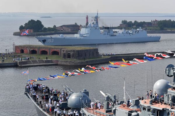 Ракетный эскадренный миноносец военно-морских сил КНР Сиань на главном военно-морском параде, посвященном Дню ВМФ, в Кронштадте - Sputnik Молдова