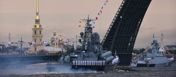 Navă din cadrul proectului „1234 Passat” și navă din cadrul proiectului „21631 Serpuhov” - Sankt Petersburg, Ziua Flotei Militare ruse - Sputnik Moldova