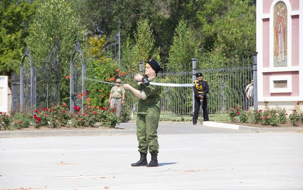 Казачка демонстрирует  свои навыки владения мечом - Sputnik Молдова