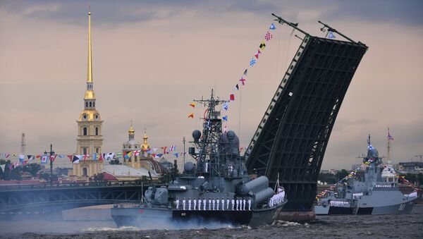 Navă din cadrul proectului „1234 Passat” și navă din cadrul proiectului „21631 Serpuhov” - Sankt Petersburg, Ziua Flotei Militare ruse - Sputnik Moldova-România