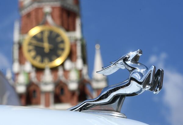 Эмблема автомобиля Волга на фоне Спасской башни перед стартом ежегодной гонки ГУМ-Авторалли на Васильевском спуске - Sputnik Молдова