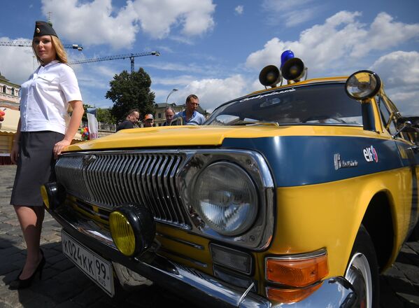 Автомобиль ГАИ перед стартом ежегодной гонки ГУМ-Авторалли на Васильевском спуске - Sputnik Молдова