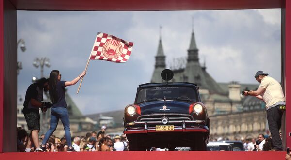 Автомобиль Волга на старте ежегодной гонки ГУМ-Авторалли на Васильевском спуске - Sputnik Молдова