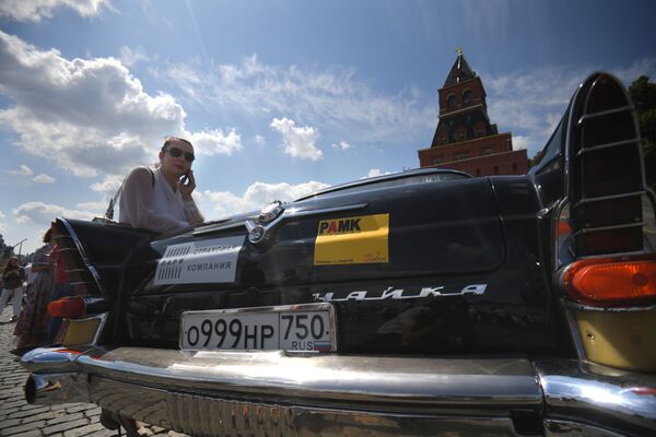 Автомобиль Чайка перед стартом ежегодной гонки ГУМ-Авторалли на Васильевском спуске - Sputnik Молдова