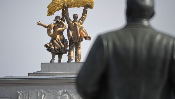 Статуя тракториста и колхозницы на арке главного входа на ВДНХ в Москве - Sputnik Молдова