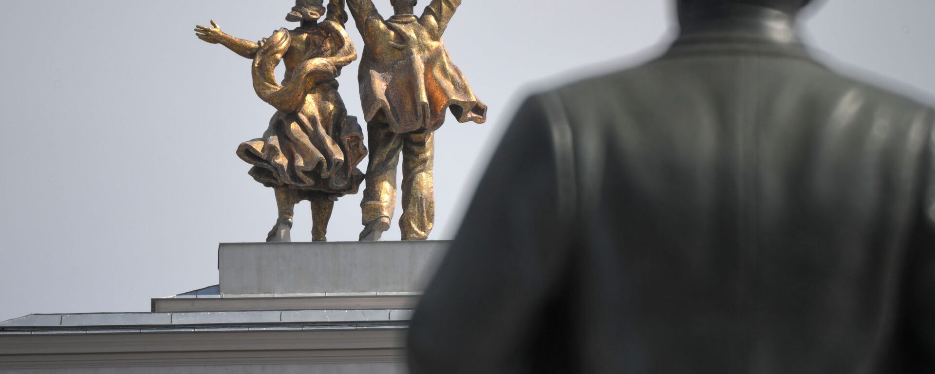 Статуя тракториста и колхозницы на арке главного входа на ВДНХ в Москве - Sputnik Молдова, 1920, 30.07.2019