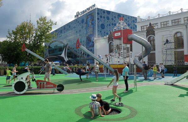 Детская площадка около Центра океанографии и морской биологии Москвариум на ВДНХ в Москве - Sputnik Молдова