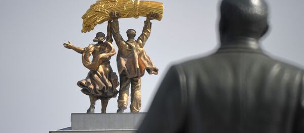 Статуя тракториста и колхозницы на арке главного входа на ВДНХ в Москве - Sputnik Молдова