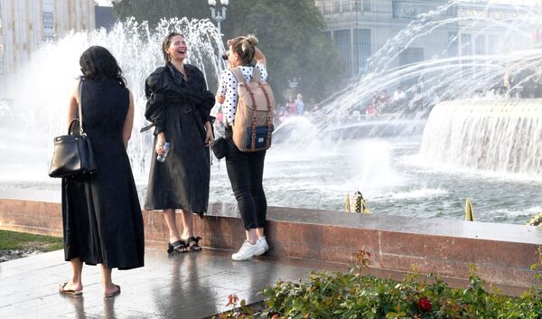 Девушки фотографируются у фонтанов Центральной аллеи ВДНХ в Москве - Sputnik Молдова