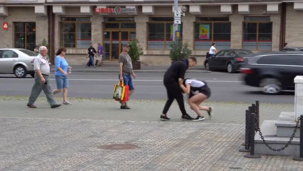 Incredibil: O tânără bătută în centrul unui oraș – Cum reacționează oamenii (Video) - Sputnik Moldova