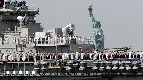 Корабль ВМФ США на фоне статуи Свободы - Sputnik Молдова