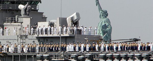Корабль ВМФ США на фоне статуи Свободы Корабль ВМФ США на фоне статуи Свободы - Sputnik Молдова