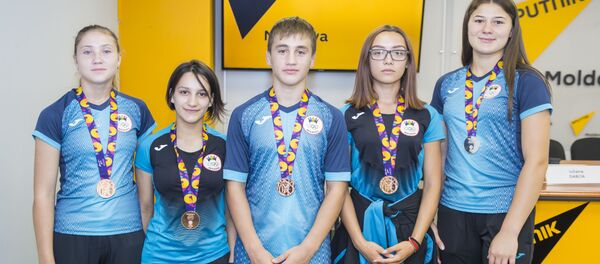 Михаела Самоил, Паулина Цуркан, Константин Кириллов, Юлиана Дабижа и Нина Кэпэцинэ Михаела Самоил, Паулина Цуркан, Константин Кириллов, Юлиана Дабижа и Нина Кэпэцинэ - Sputnik Молдова