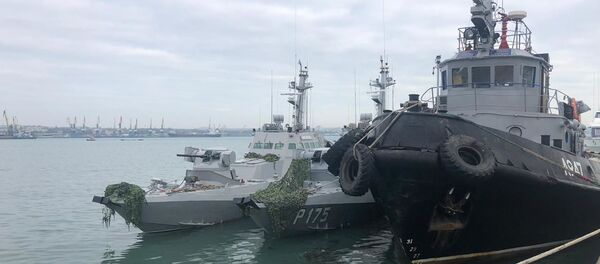 Задержанные украинские корабли доставлены в порт Керчи Задержанные украинские корабли доставлены в порт Керчи - Sputnik Молдова