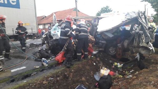 Intervenție pentru salvarea victimelor unui accident rutier produs pe DN 1, pe raza localității Uileacu de Criș - Sputnik Moldova-România