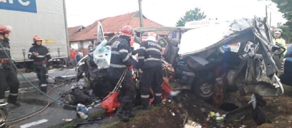 Intervenție pentru salvarea victimelor unui accident rutier produs pe DN 1, pe raza localității Uileacu de Criș - Sputnik Moldova-România