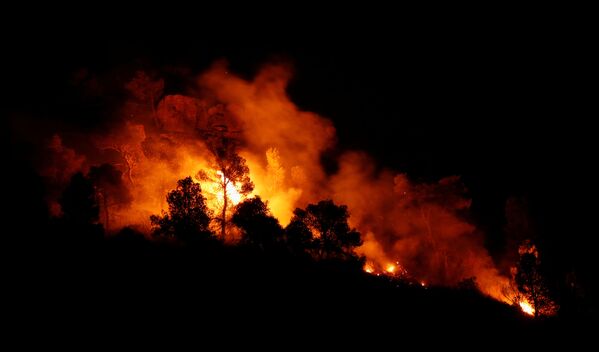 Пожар в лесу к востоку от Таррагоны, Испания - Sputnik Молдова