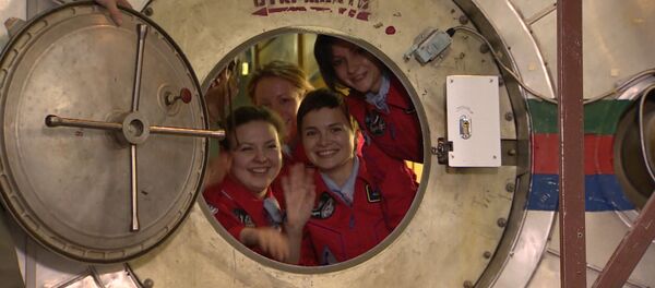 Участницы проекта Луна-2015 задраили люк капсулы перед полетом в космос - Sputnik Молдова
