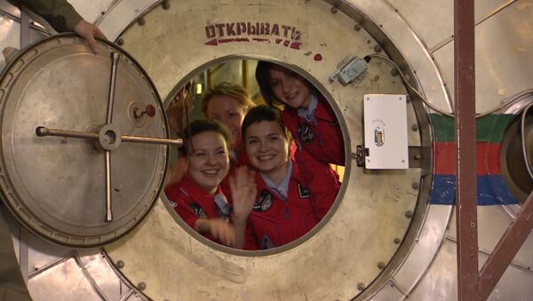 Участницы проекта Луна-2015 задраили люк капсулы перед полетом в космос - Sputnik Молдова