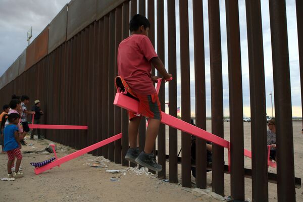 Детские качели на границе Мексики и США в зоне Анапры, Сьюдад-Хуарес - Sputnik Молдова