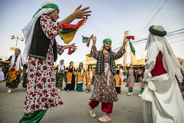 Сирийские курды на уличном фестивале в городе Rumaylan в северо-воточной провинции Сирии Эль-Хасаке - Sputnik Молдова