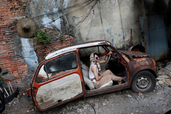 Девушка позирует в старом автомобиле в туристической зоне Бангкока, Таиланд - Sputnik Молдова