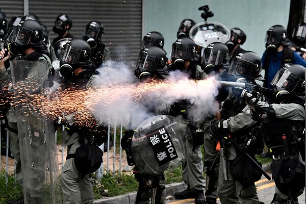 Полицейские применяют слезоточивый газ во время протестов в Гонконге - Sputnik Молдова