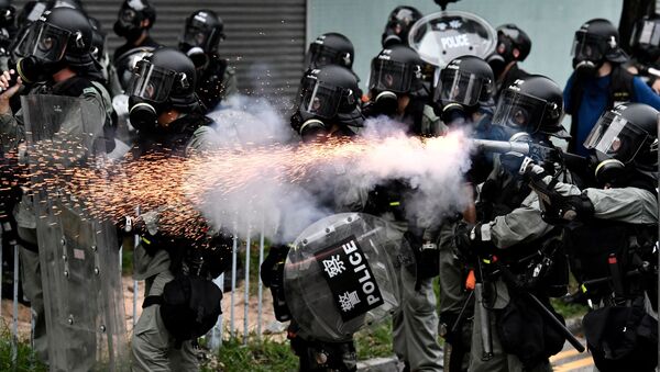 Полицейские применяют слезоточивый газ во время протестов в Гонконге - Sputnik Moldova-România