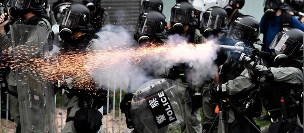 Полицейские применяют слезоточивый газ во время протестов в Гонконге - Sputnik Moldova-România