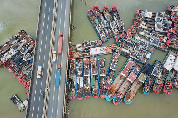 Пришвартованные рыбацкие лодки в последний день летнего моратория на рыбалку в порту Ляньюньганя в провинции Цзянсу, Китай - Sputnik Молдова