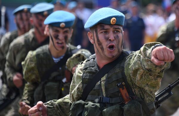 Десантники демонстрируют свое мастерство во время празднования Дня ВДВ в Уссурийске. - Sputnik Молдова